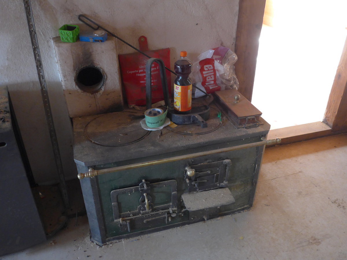 (189'084) - Alter Holzkochherd am 5. M�rz 2018 im Zihl-Ladholz bei Achseten