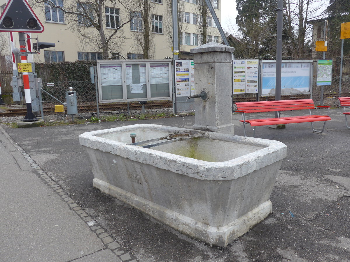 (189'527) - Brunnen von 1877 am 19. M�rz 2018 beim Bahnhof Lenzburg
