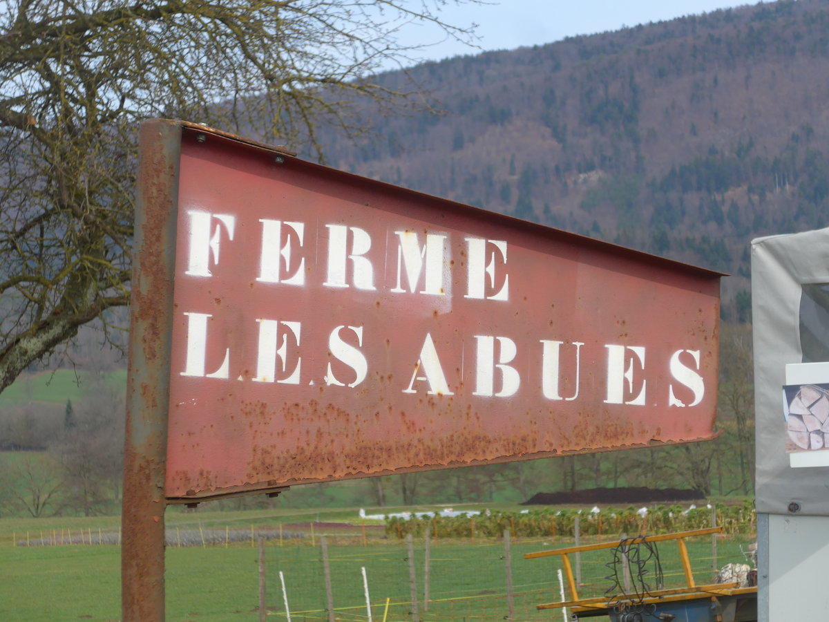 (189'925) - Hinweisschild zum Ferme les Abues am 2. April 2018 bei Del�mont