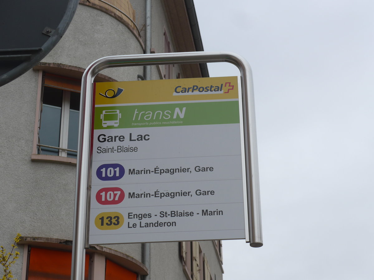 (189'995) - PostAuto/transN-Haltestelle - Saint-Blaise, Gare Lac - am 2. April 2018