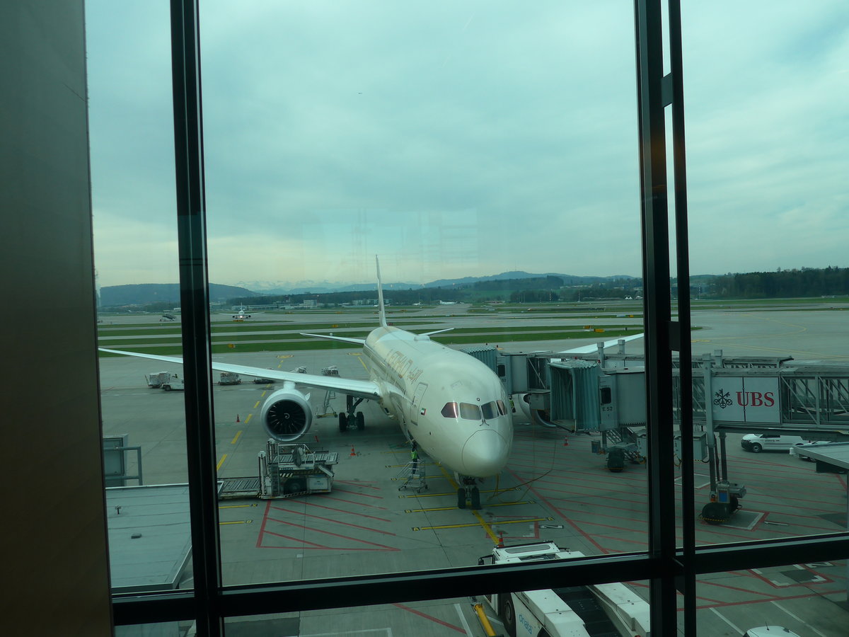 (190'132) - Flugzeug der Etihad f�r nach Abu Dhabi am 15. April 2018 in Z�rich, Flughafen