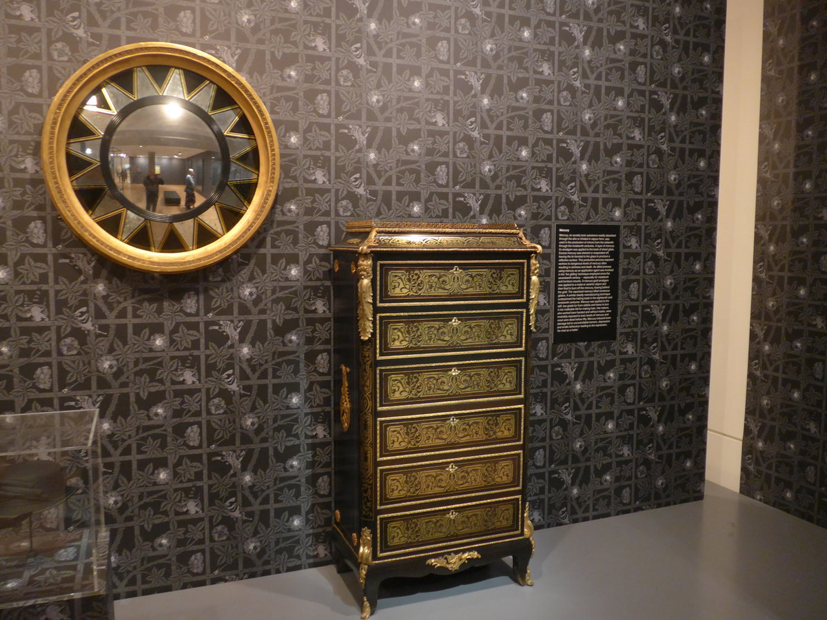 (190'151) - Spiegel und Kommode am 17. April 2018 in Melbourne, National Galerie von Victoria