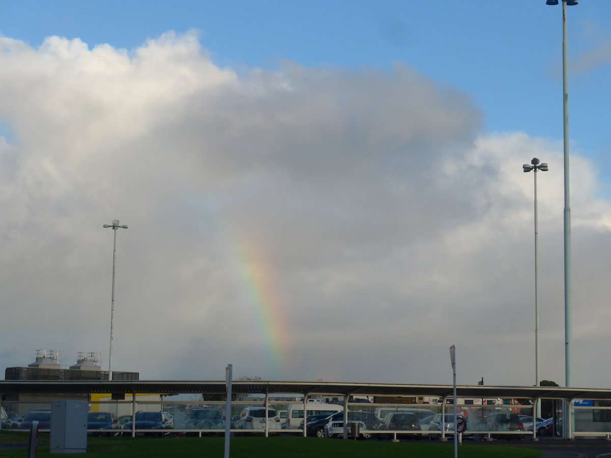(190'505) - Regenbogen am 20. April 2018 �ber dem Airport von Auckland