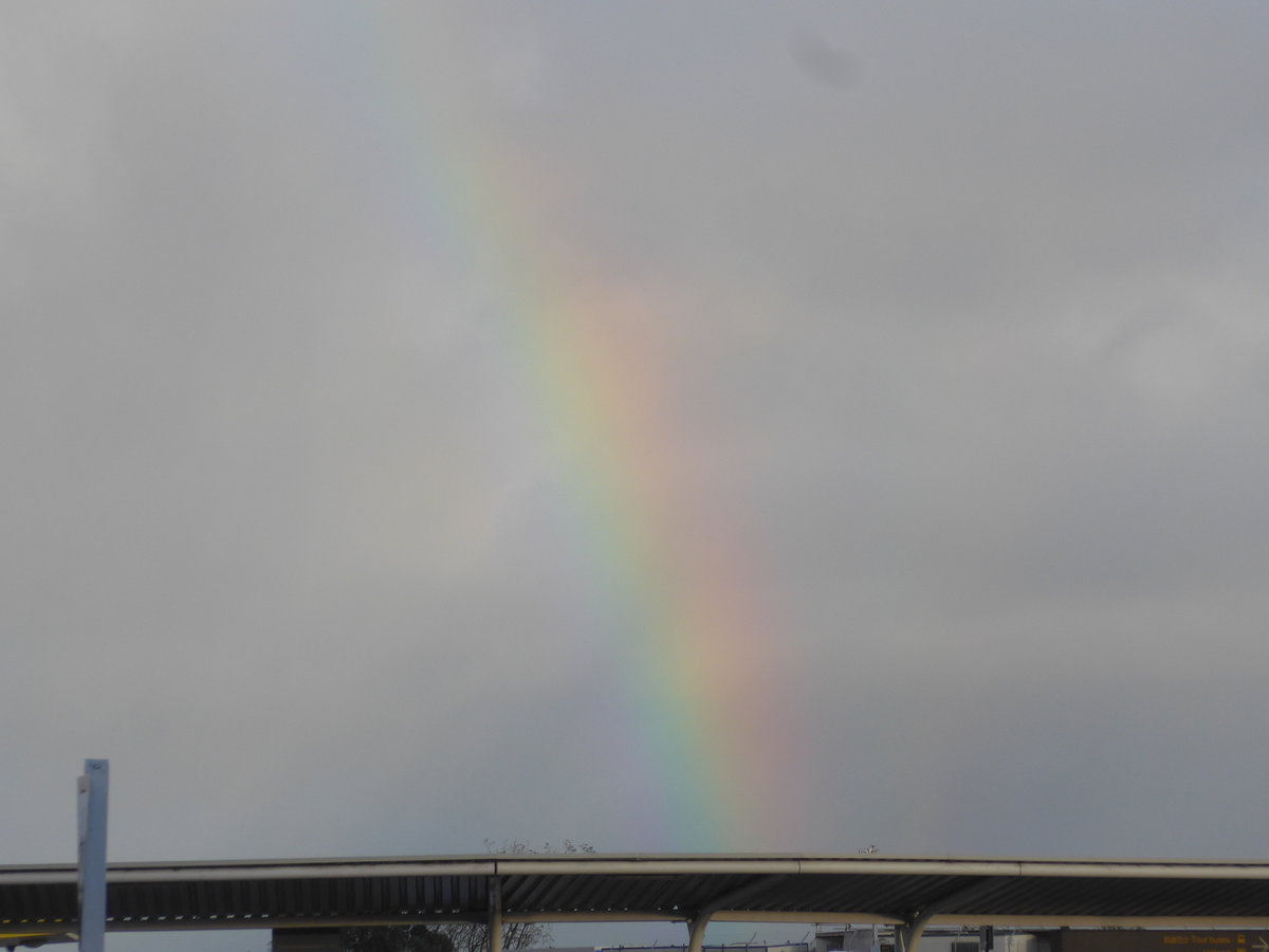(190'506) - Regenbogen am 20. April 2018 �ber dem Airport von Auckland