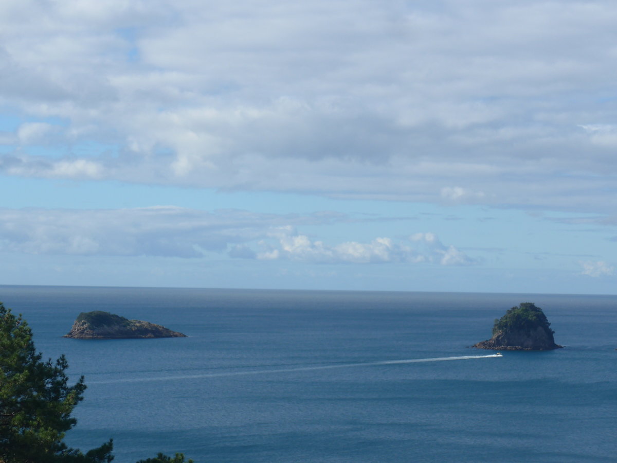 (190'517) - Zwei kleine Inseln am 20. April 2018 in Hahei Beach