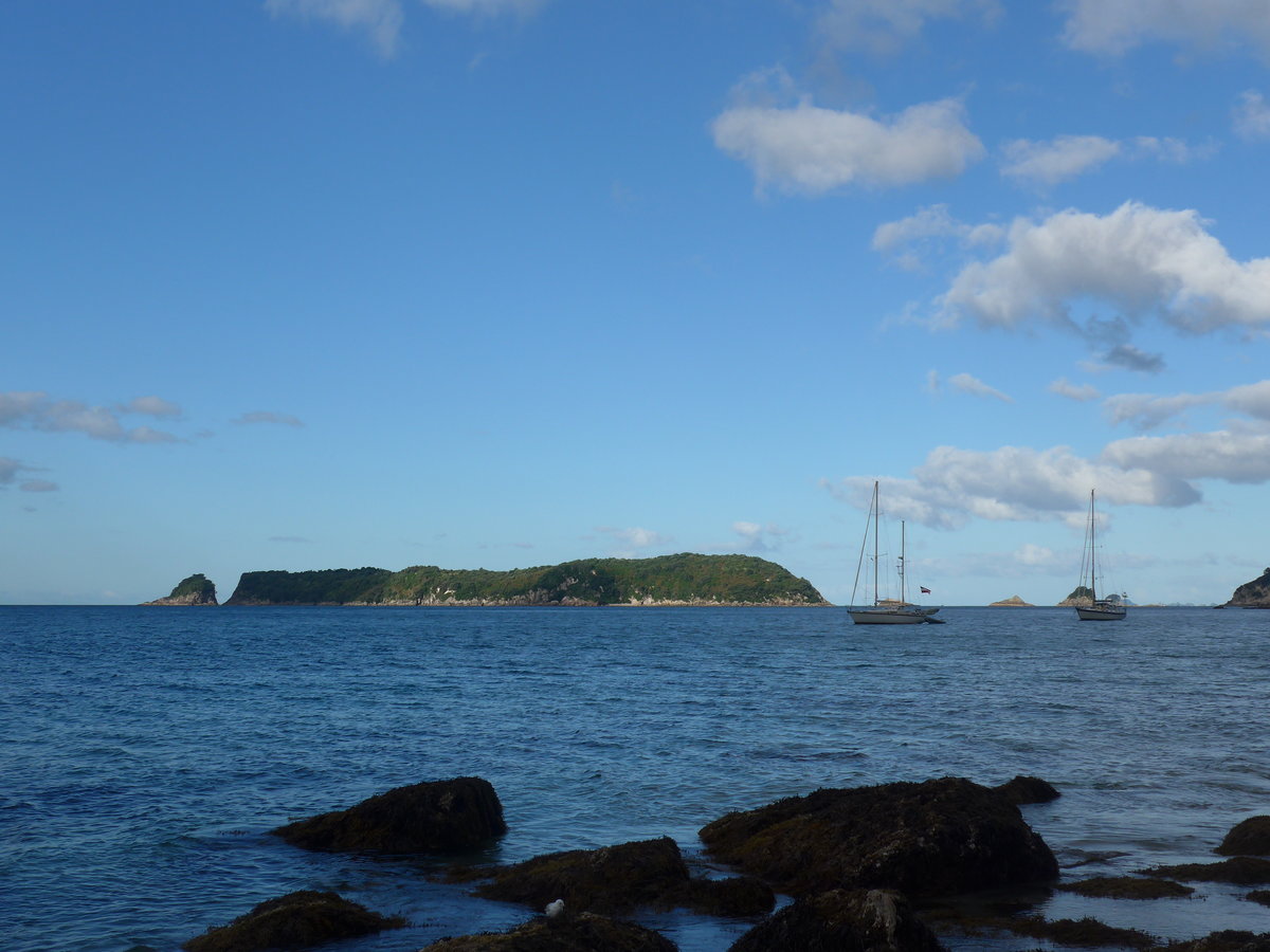 (190'562) - Insel mit zwei Segelbooten am 20. April 2018 in Hahei Beach