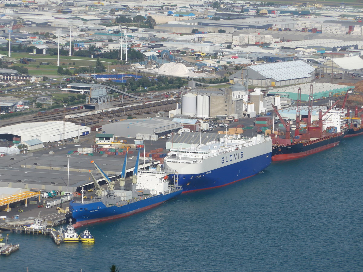 (190'717) - Schiffe am 21. April 2018 im Hafen von Mauao