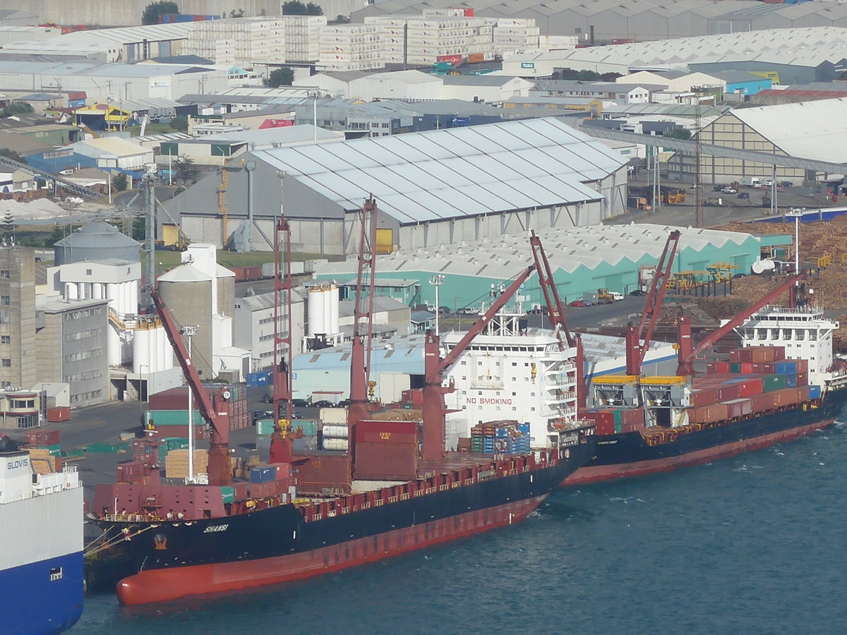 (190'749) - Schiffe am 21. April 2018 im Hafen von Mauao