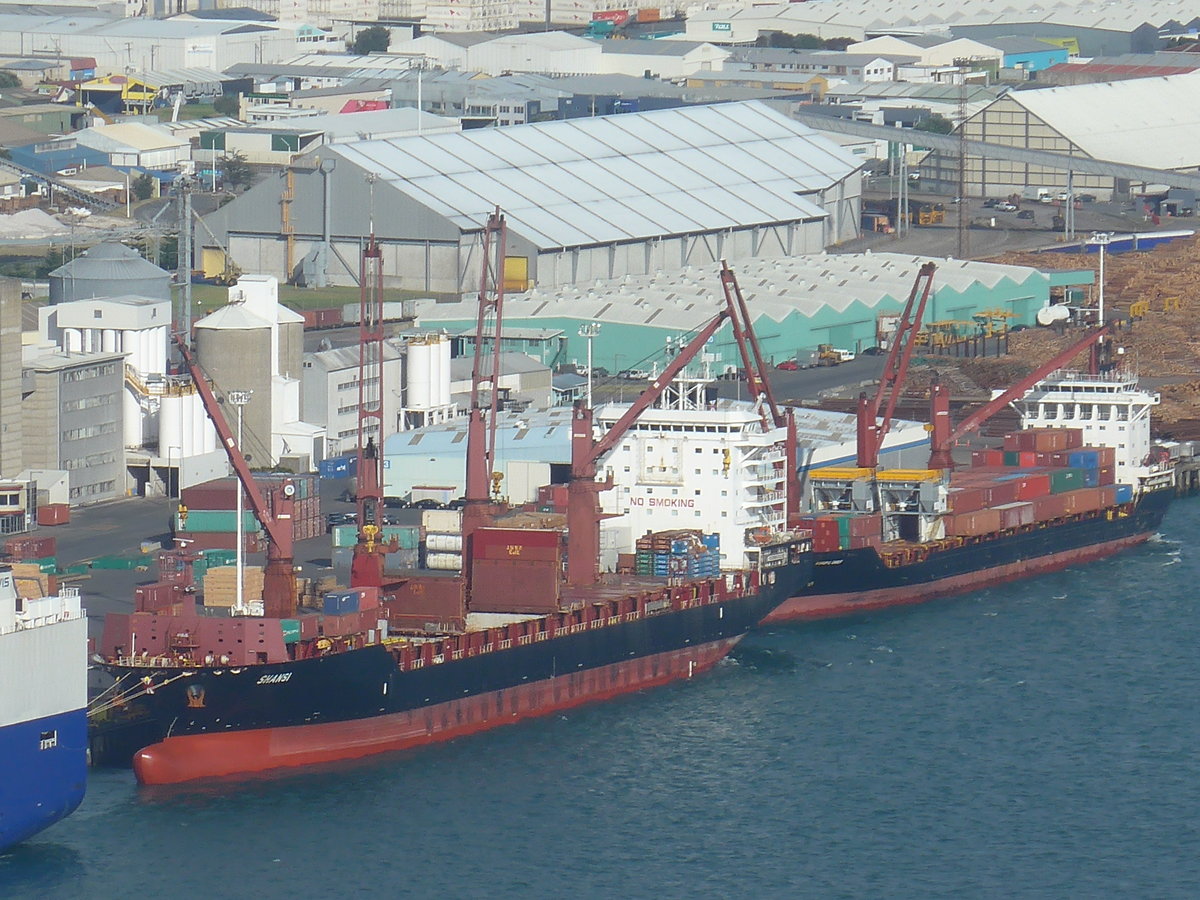 (190'750) - Schiffe am 21. April 2018 im Hafen von Mauao