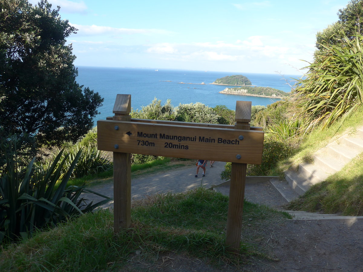 (190'755) - Wegweiser am Mount Maunganui am 21. April 2018 bei Mauao