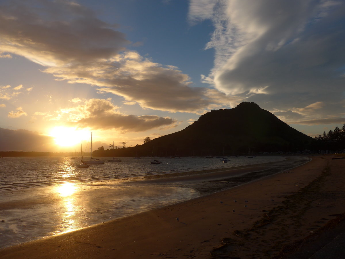 (190'767) - Sonnenuntergang mit Mount Maunganui am 21. April 2018 in Mauao