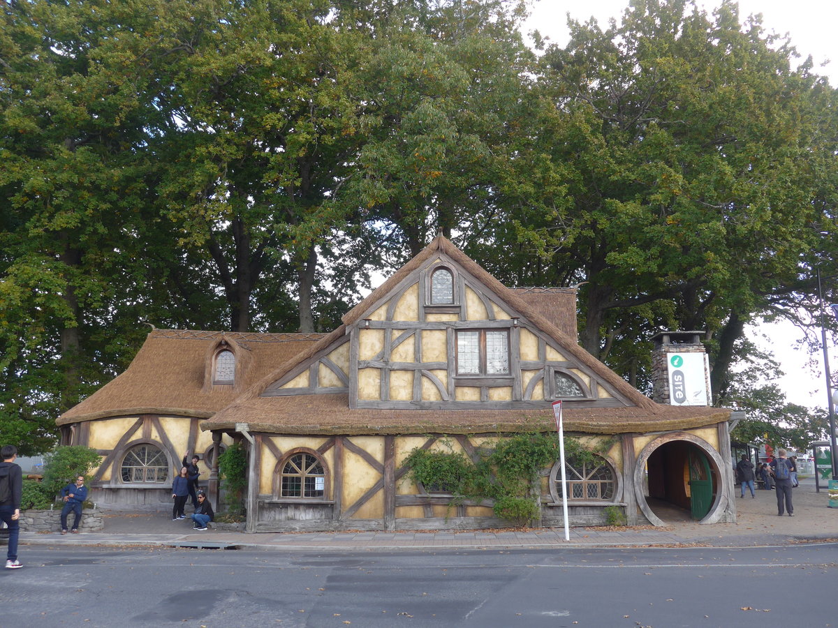 (190'801) - Tourismusb�ro im Stil von Hobbiton am 22. April 2018 in Matamata
