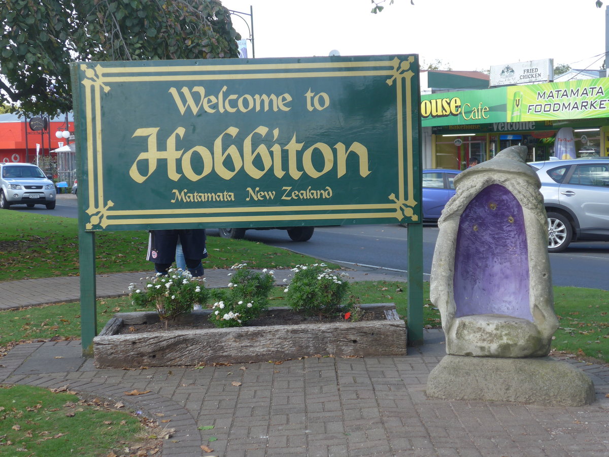 (190'802) - Hinweistafel auf das Hobbiton am 22. April 2018 in Matamata
