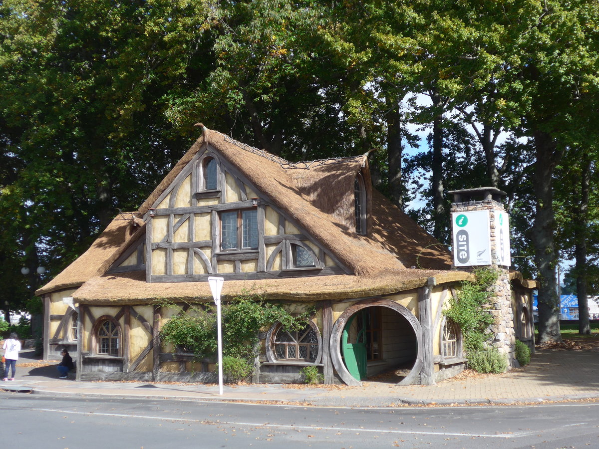 (190'804) - Tourismusb�ro im Stil von Hobbiton am 22. April 2018 in Matamata