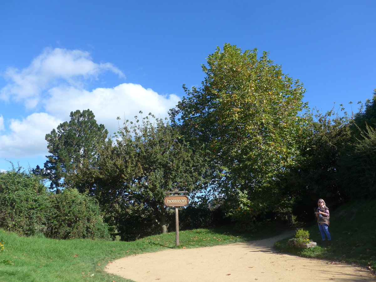 (190'864) - Der Eingang zum Hobbiton am 22. April 2018 bei Hinuera