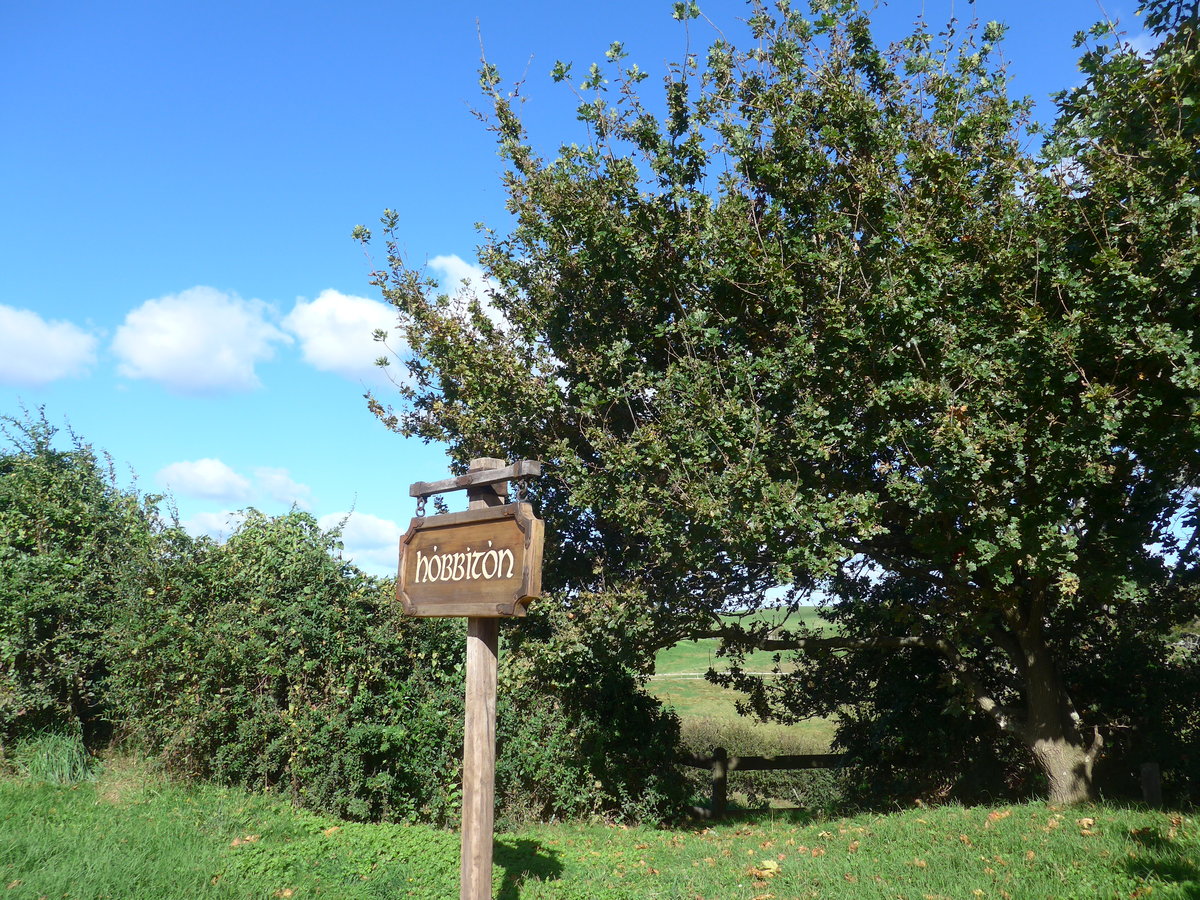 (190'865) -  Ortstafel  von Hobbiton am 22. April 2018 bei Hinuera