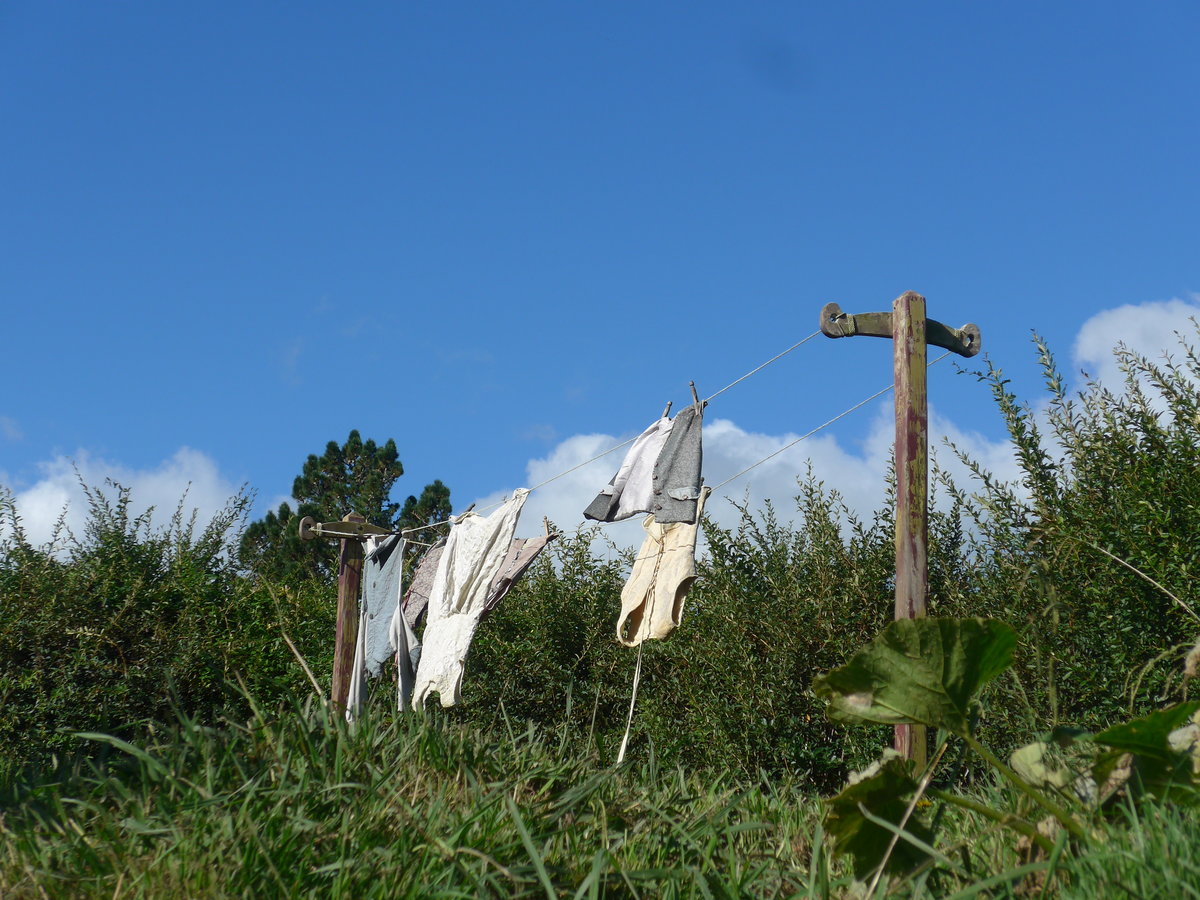 (190'875) - W�scheleine mit W�sche im Hobbiton am 22. April 2018 bei Hinuera