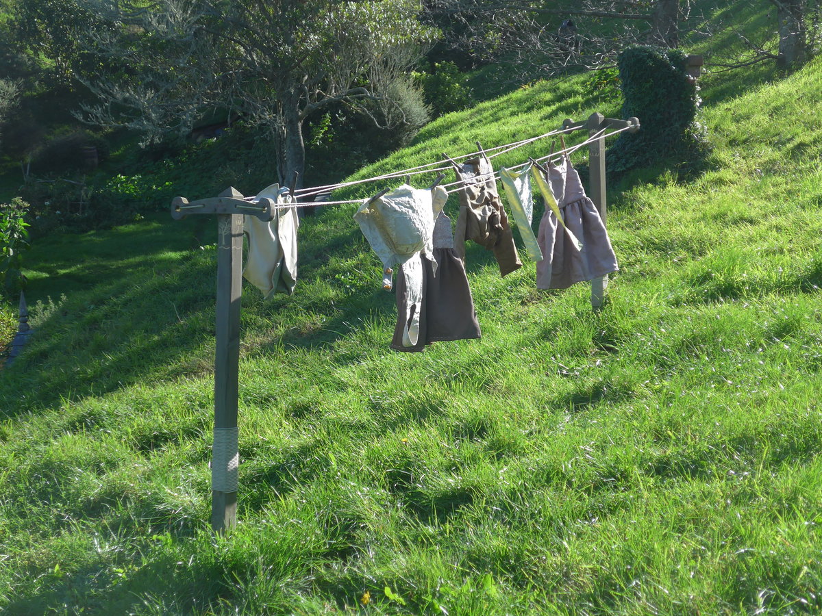 (190'900) - W�scheleine mit W�sche im Hobbiton am 22. April 2018 bei Hinuera