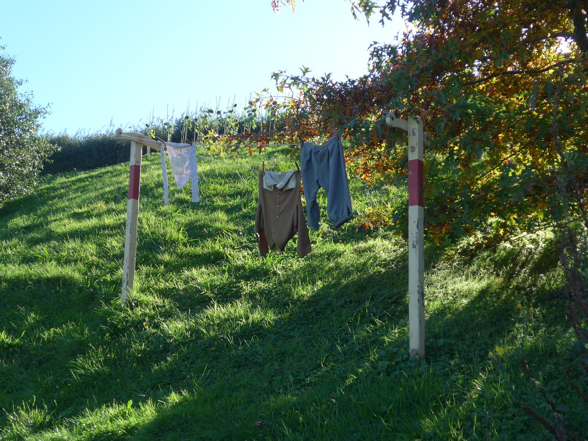 (190'912) - W�scheleine mit W�sche im Hobbiton am 22. April 2018 bei Hinuera