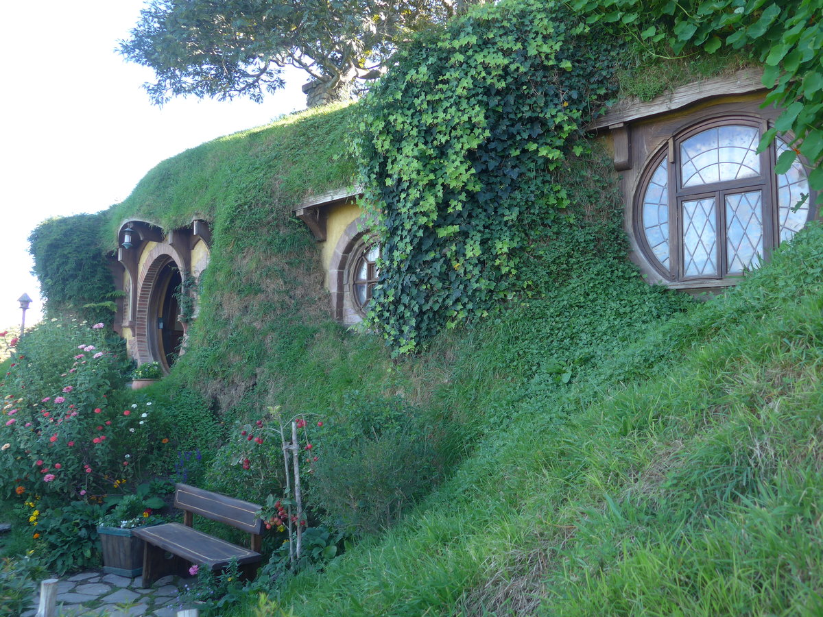 (190'923) - Hobbiton-Haus am 22. April 2018 bei Hinuera