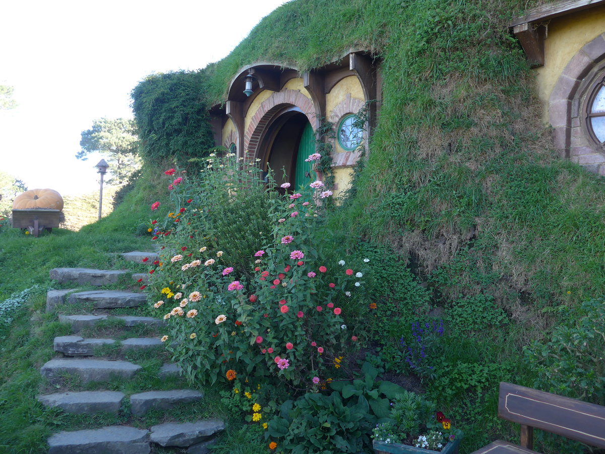 (190'925) - Hobbiton-Haus am 22. April 2018 bei Hinuera
