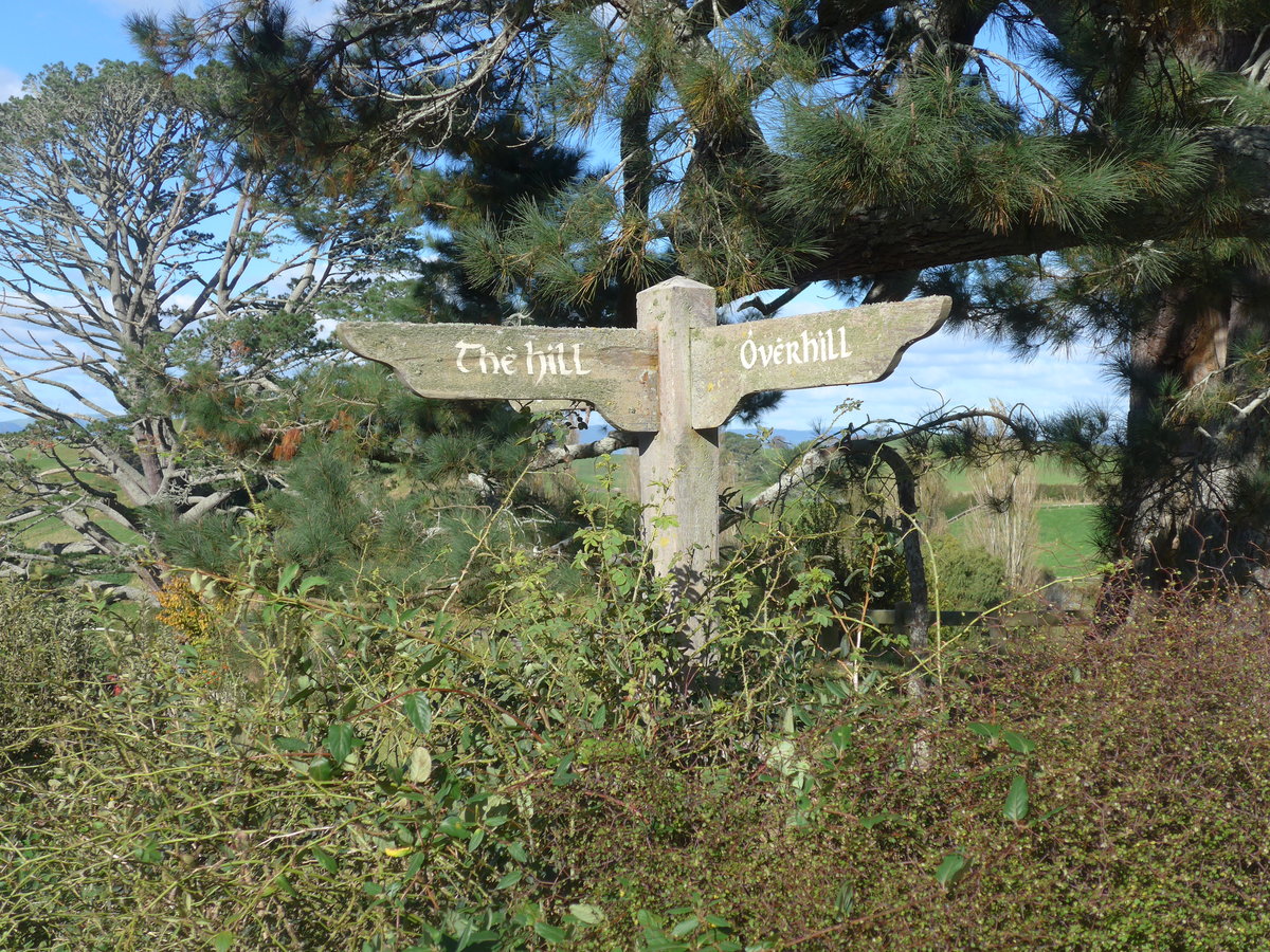 (190'933) - Wegweiser im Hobbiton am 22. April 2018 bei Hinuera