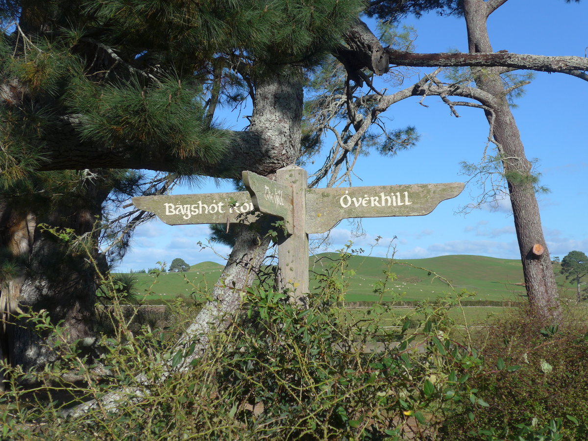 (190'934) - Wegweiser im Hobbiton am 22. April 2018 bei Hinuera