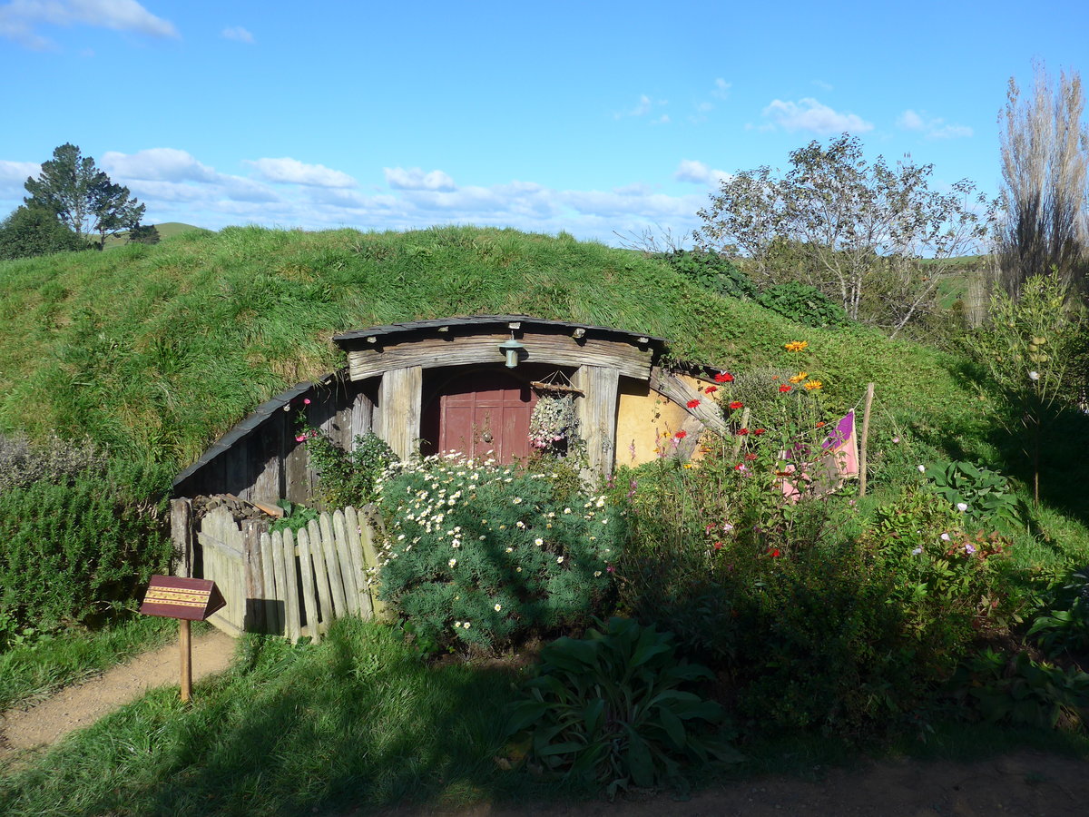 (190'945) - Hobbiton-Haus am 22. April 2018 bei Hinuera