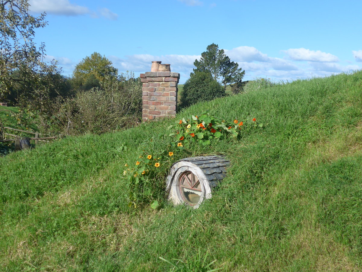 (190'946) - Hobbiton-H�uschen am 22. April 2018 bei Hinuera