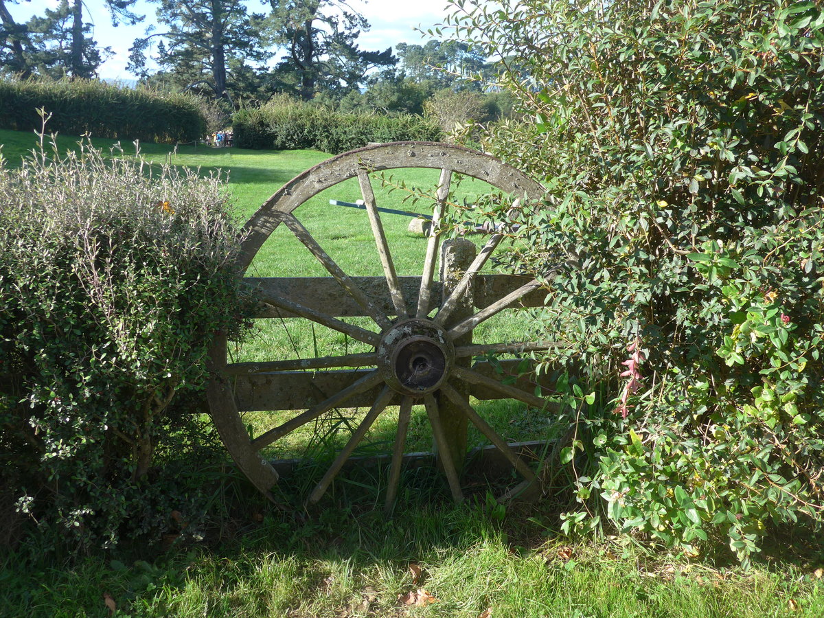 (190'952) - Altes Wagenrad im Hobbiton am 22. April 2018 bei Hinuera