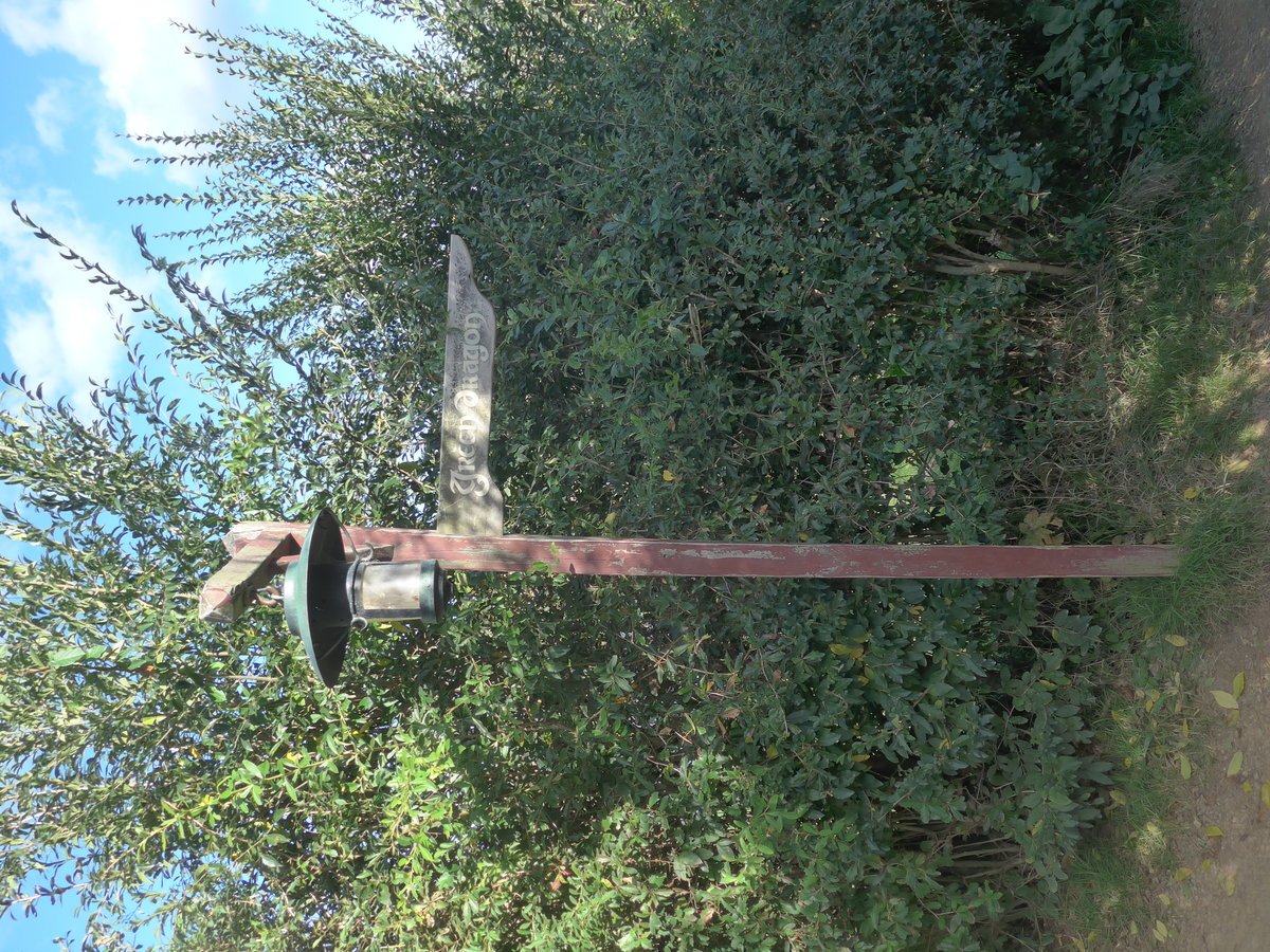 (190'953) - Laterne mit Wegweiser im Hobbiton am 22. April 2018 bei Hinuera