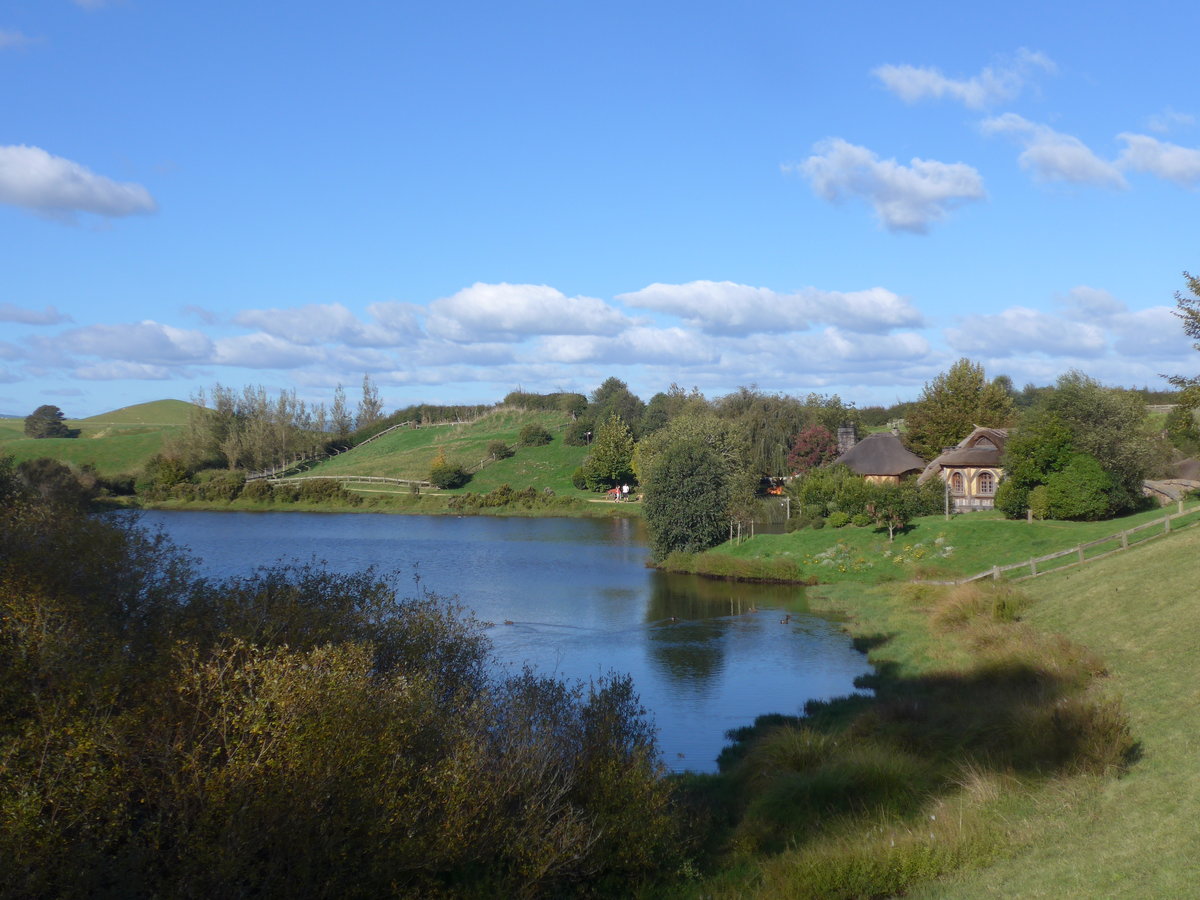 (190'960) - Hobbiton-Landschaft mit See am 22. April 2018 bei Hinuera
