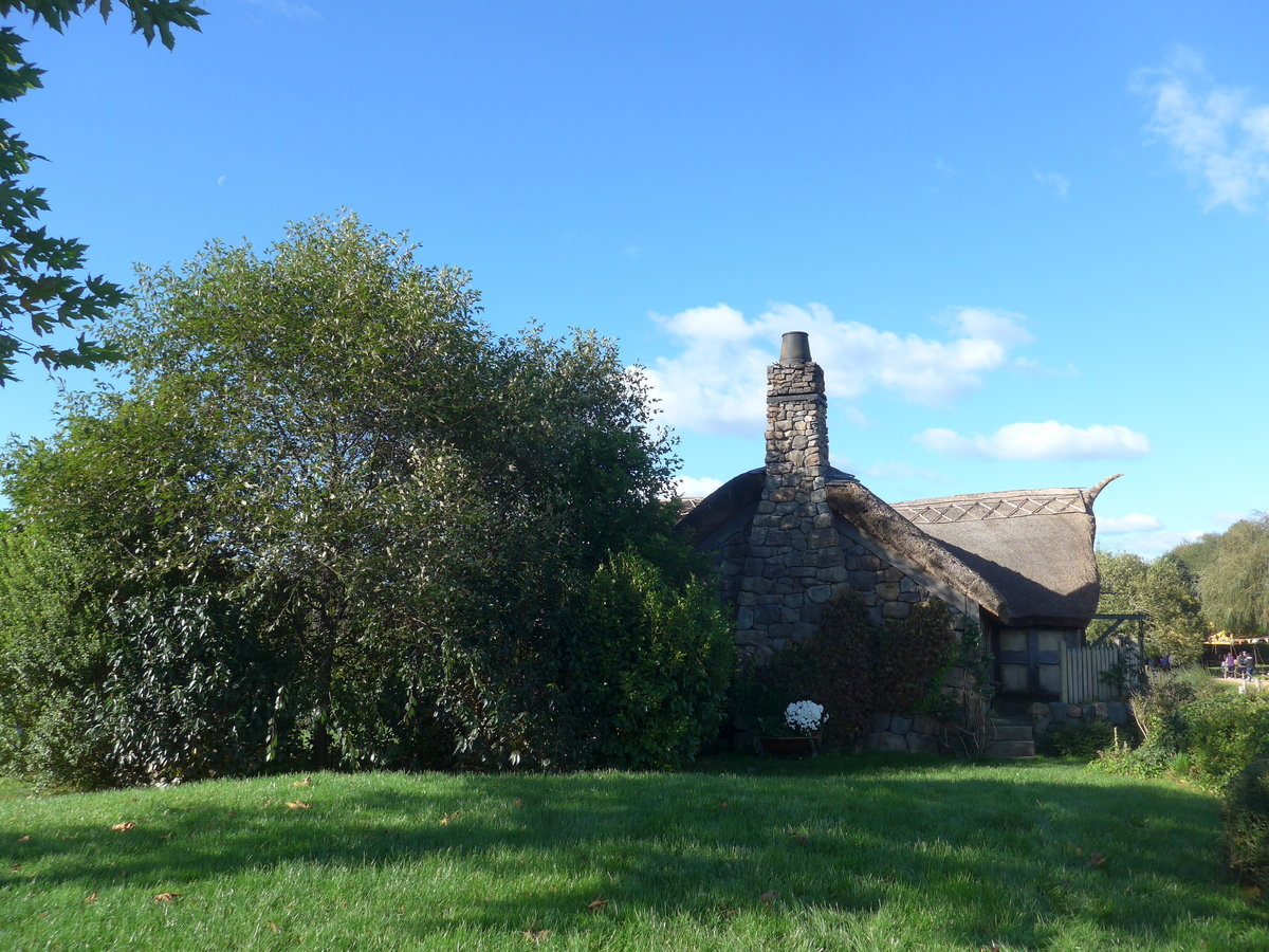 (190'965) - Baum und M�hle im Hobbiton am 22. April 2018 bei Hinuera