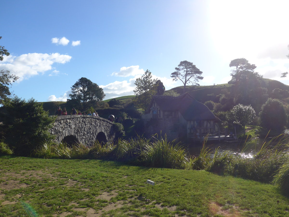 (190'967) - Hobbiton-Landschaft mit Br�cke am 22. April 2018 bei Hinuera