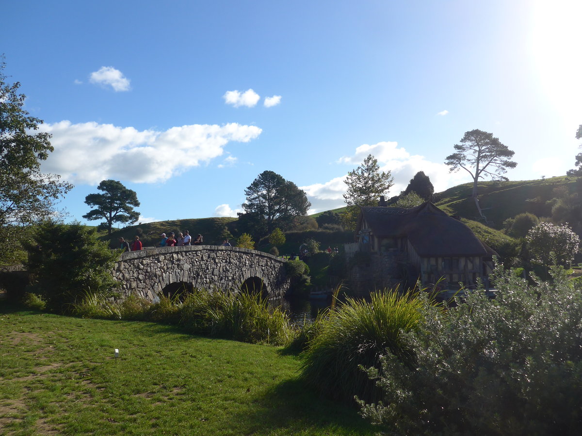 (190'968) - Hobbiton-Landschaft mit Br�cke im Hobbiton am 22. April 2018 bei Hinuera