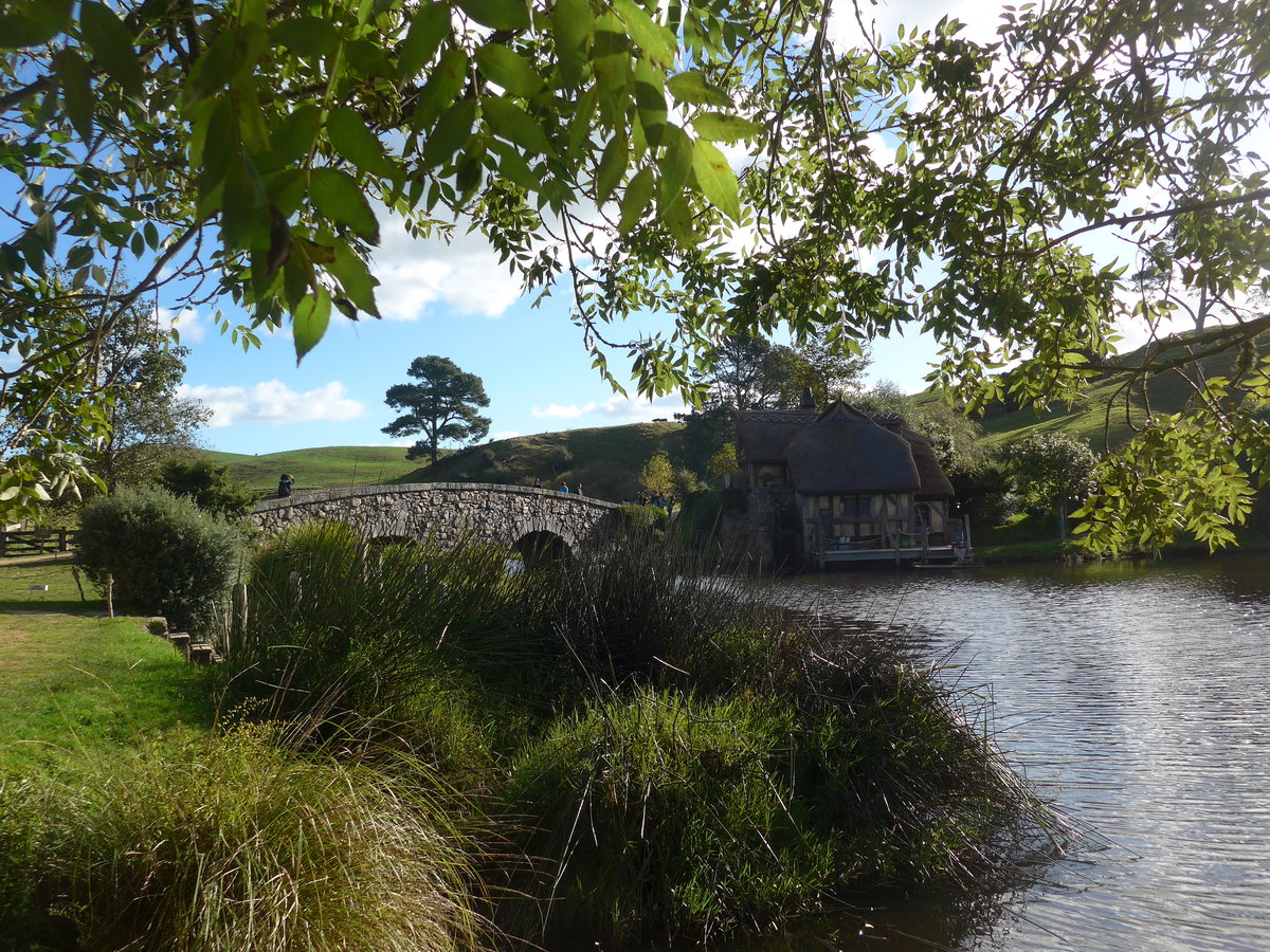 (190'971) - Hobbiton-Landschaft mit Br�cke und See am 22. April 2018 bei Hinuera
