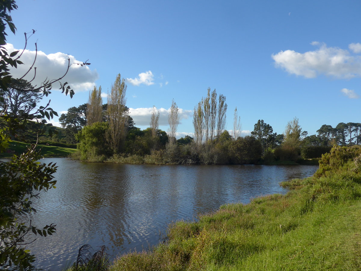 (190'977) - Hobbiton-Landschaft mit See am 22. April 2018 bei Hinuera