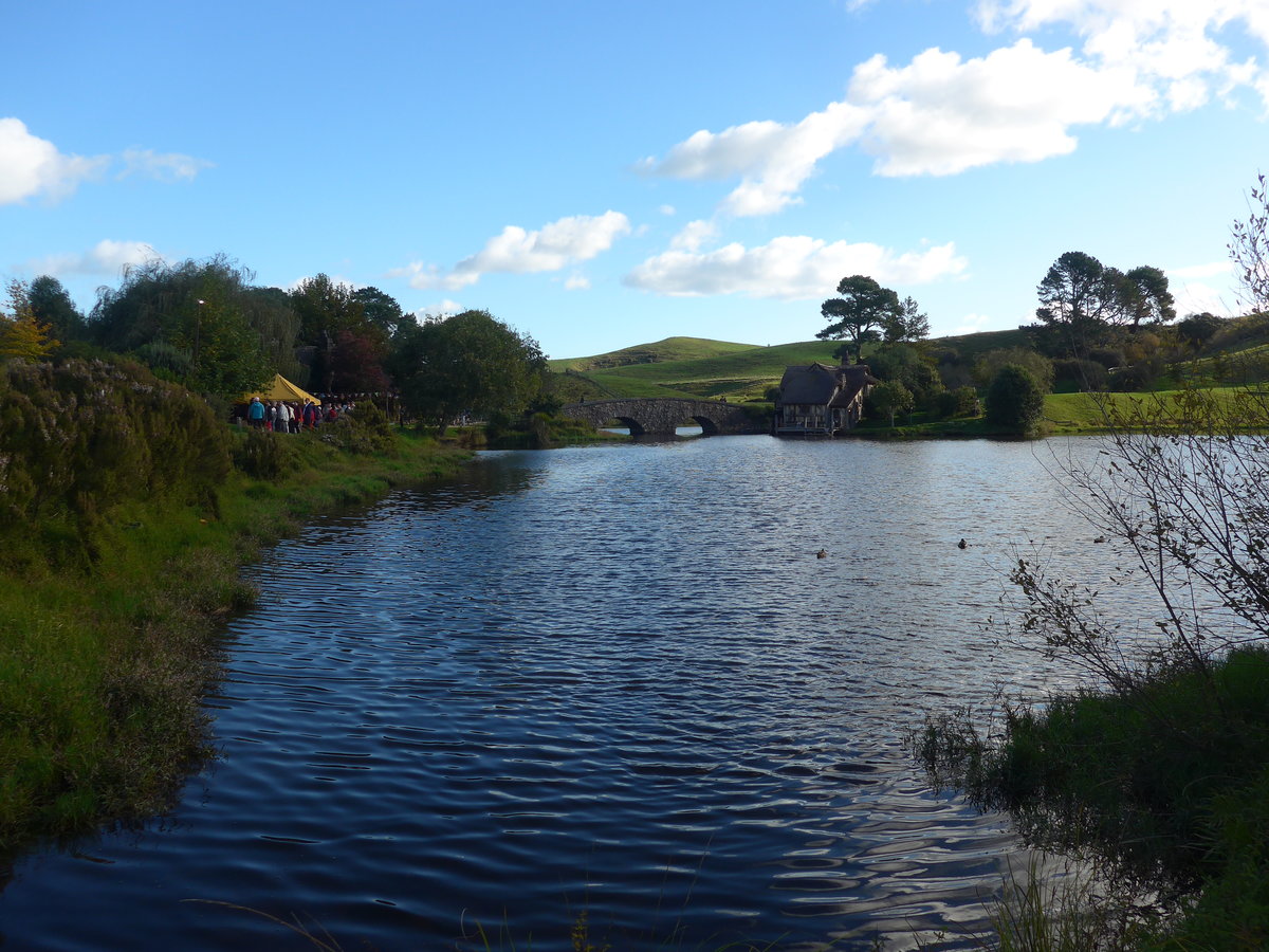 (190'982) - Hobbiton-Landschaft mit See am 22. April 2018 bei Hinuera