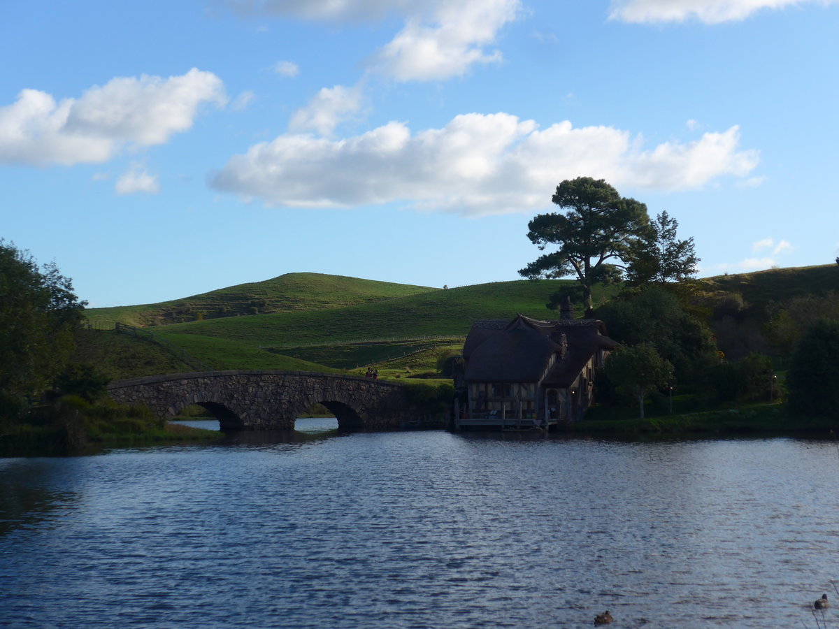 (190'983) - Hobbiton-Landschaft mit See am 22. April 2018 bei Hinuera