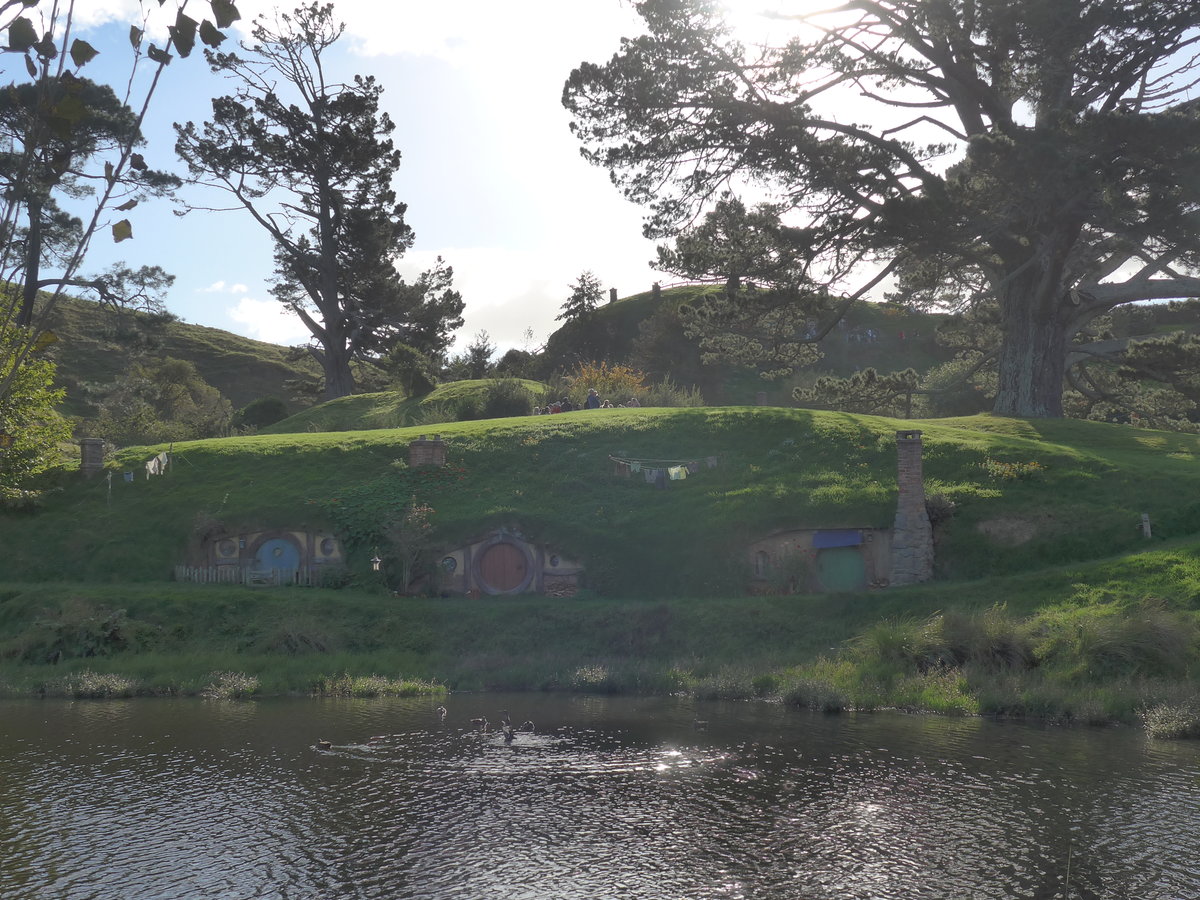 (190'985) - Hobbiton-Landschaft mit See am 22. April 2018 bei Hinuera
