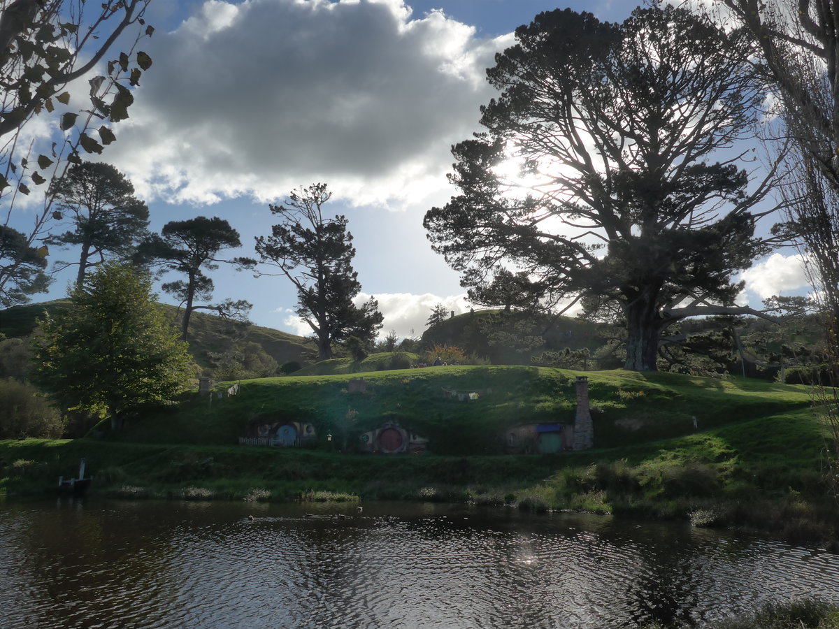 (190'986) - Hobbiton-Landschaft mit See und B�umen am 22. April 2018 bei Hinuera