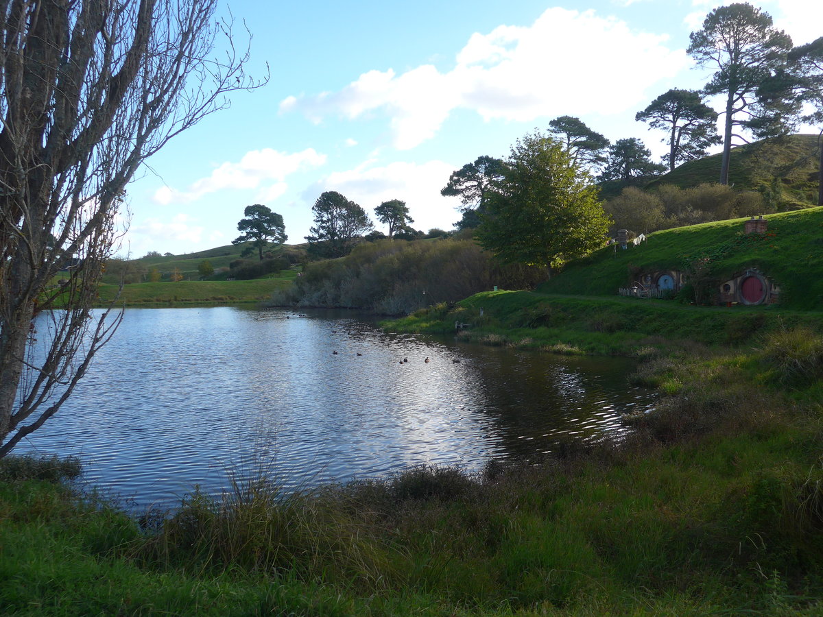 (190'987) - Hobbiton-Landschaft mit See am 22. April 2018 bei Hinuera