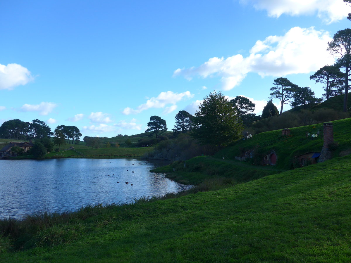 (190'988) - Hobbiton-Landschaft mit See am 22. April 2018 bei Hinuera