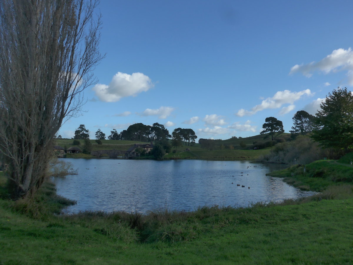 (190'989) - Hobbiton-Landschaft mit See am 22. April 2018 bei Hinuera
