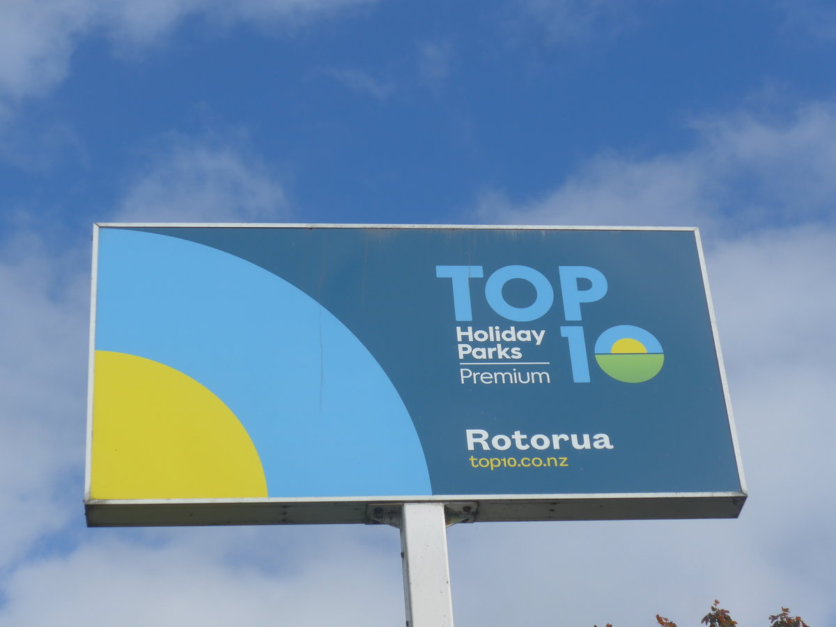 (191'001) - Hinweistafel zum Holiday Park am 23. April 2018 in Rotorua
