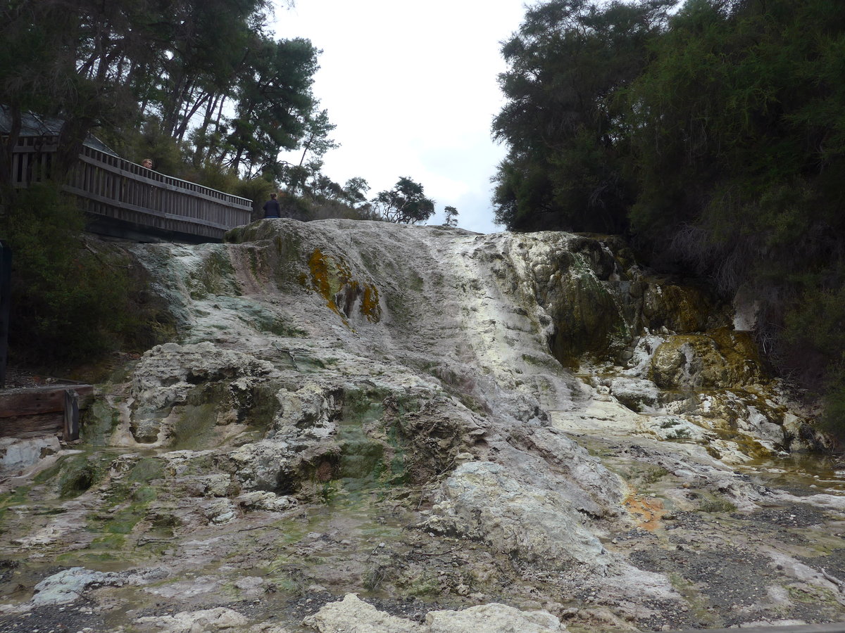 (191'098) - Mini-Wasserfall im Wai-O-Tapu Thermal Wonderland am 23. April 2018 bei Rotorua