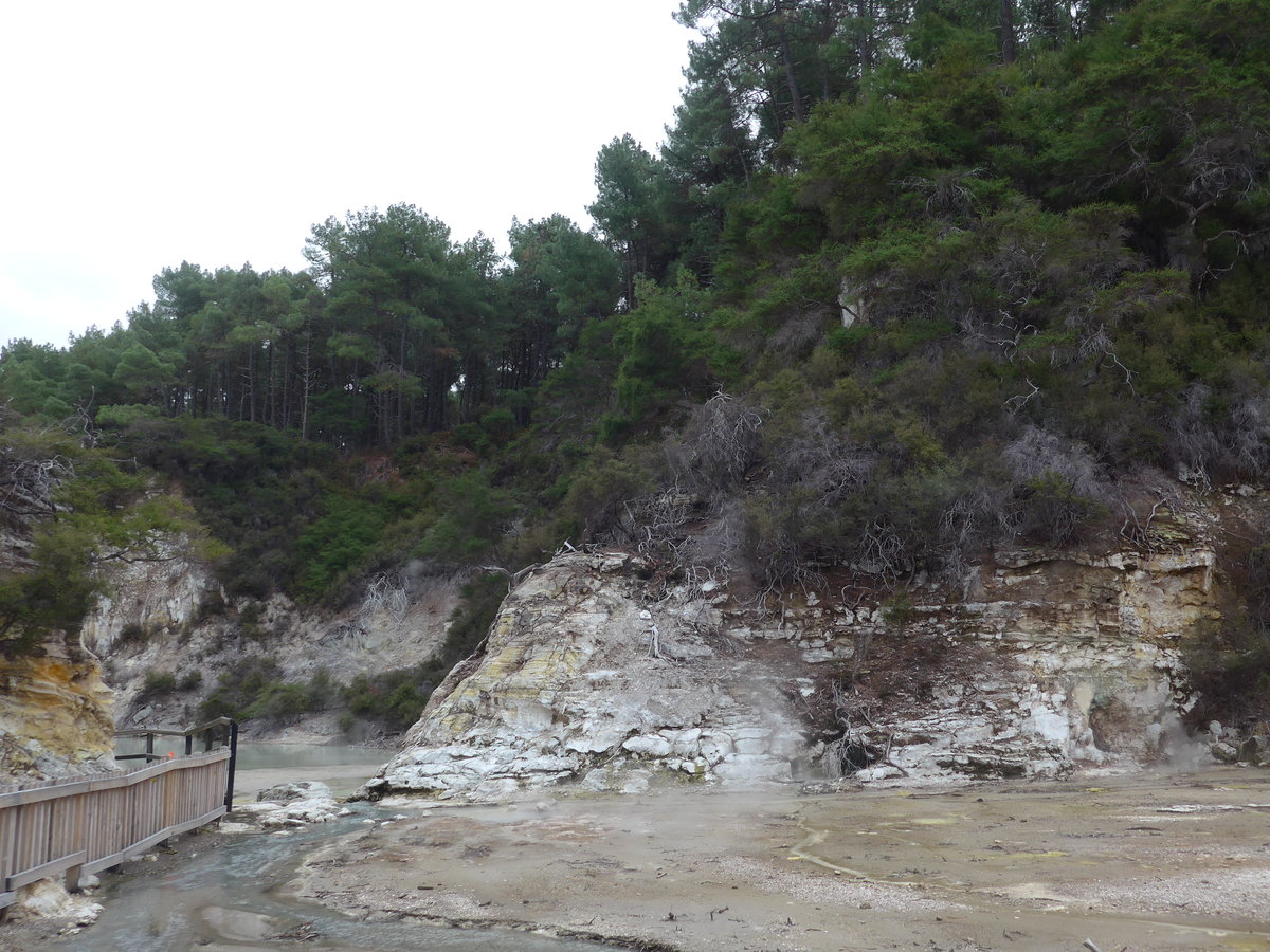 (191'104) - See und Felsen im Wai-O-Tapu Thermal Wonderland am 23. April 2018 bei Rotorua