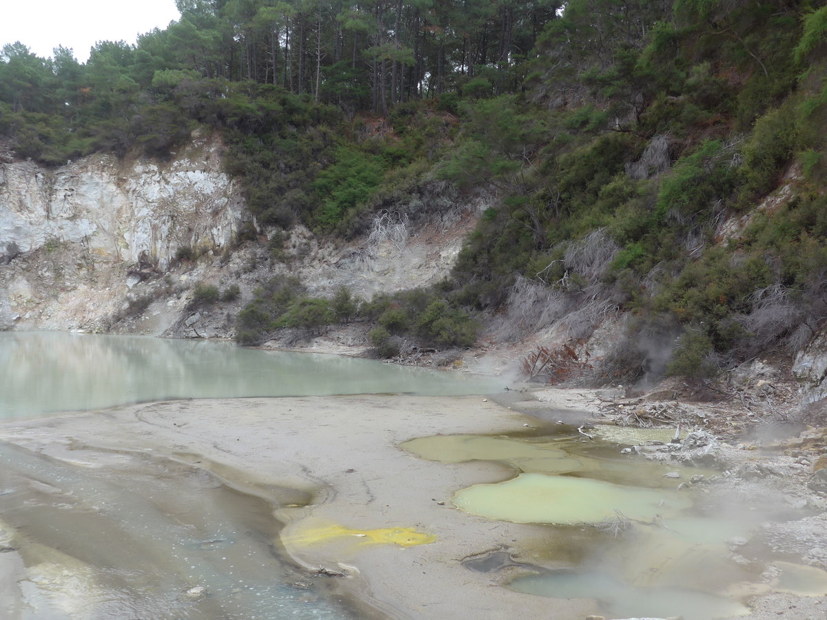 (191'106) - See und Felsen im Wai-O-Tapu Thermal Wonderland am 23. April 2018 bei Rotorua