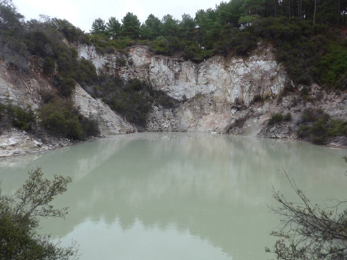 (191'110) - See und Felsen im Wai-O-Tapu Thermal Wonderland am 23. April 2018 bei Rotorua