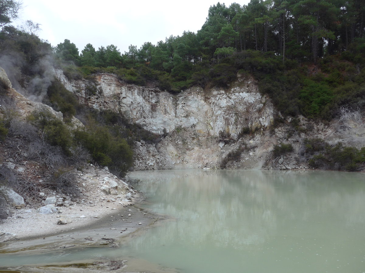 (191'111) - See und Felsen im Wai-O-Tapu Thermal Wonderland am 23. April 2018 bei Rotorua